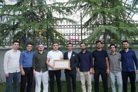 Komisyon üyelerimiz ve mezunlarımız ile birlikte, üniversite komisyonu mezunlarımızdan… fotoğraf 1