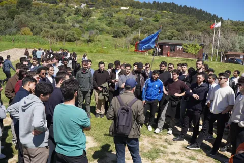 “Ey, bu topraklar için toprağa düşmüş asker!Gökten ecdad inerek öpse o pak alnı değer…” fotoğraf 4