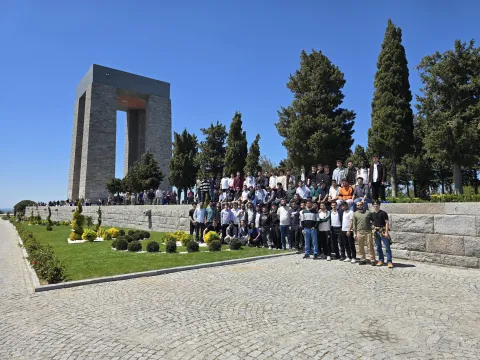 “Ey, bu topraklar için toprağa düşmüş asker!Gökten ecdad inerek öpse o pak alnı değer…” fotoğraf 1