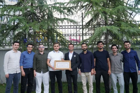 Komisyon üyelerimiz ve mezunlarımız ile birlikte, üniversite komisyonu mezunlarımızdan… fotoğraf 1